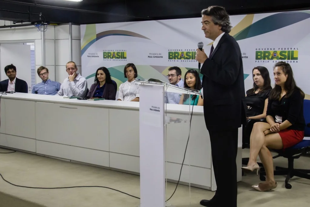 Diretor-executivo do IPAM, André Guimarães, e estudantes de intercâmbio em simpósio sobre desmatamento na Amazônia. Foto: Lucas Ramos/IPAM