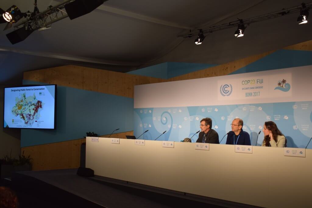 Representantes de instituições apresentam o estudo sobre desmatamento zero na Amazônia.