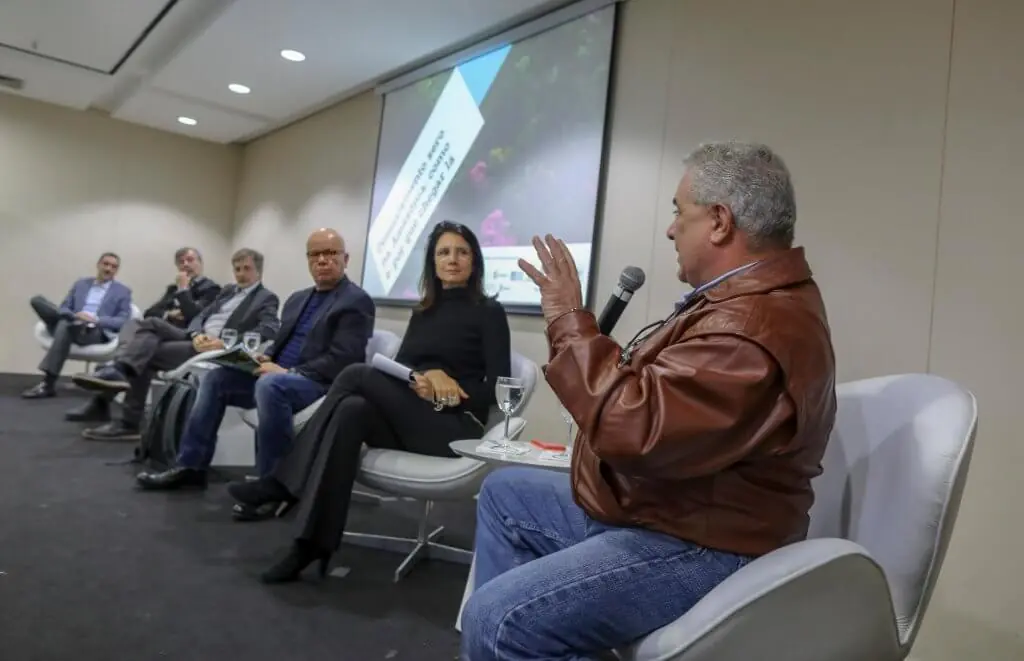 Debate sobre desmatamento zero na Amazônia acontece em SP com especialistas e mediação do jornalista Marcelo Tas. Foto: Felipe Panfili.