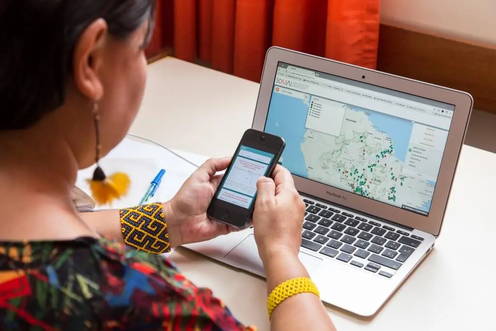 Nara usa o site SOMAI e o app Alerta Clima Indígena. Foto: Ádon Bicalho/IPAM