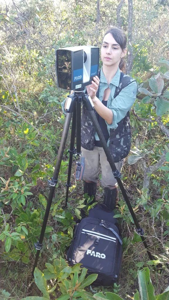 Pesquisadora do IPAM, Bárbara Zimbres, utilizando o LiDAR para estimar a biomassa no Cerrado. Foto: Divulgação/IPAM