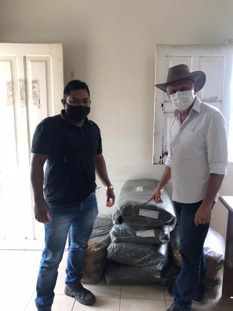 Técnico agrícola da Semagri, Fernando Moreira, e secretário de agricultura de Tomé-Açu, Alírio Tavares, recebem sacolas fornecidas pelo projeto. Foto: Semagri Tomé-Açu