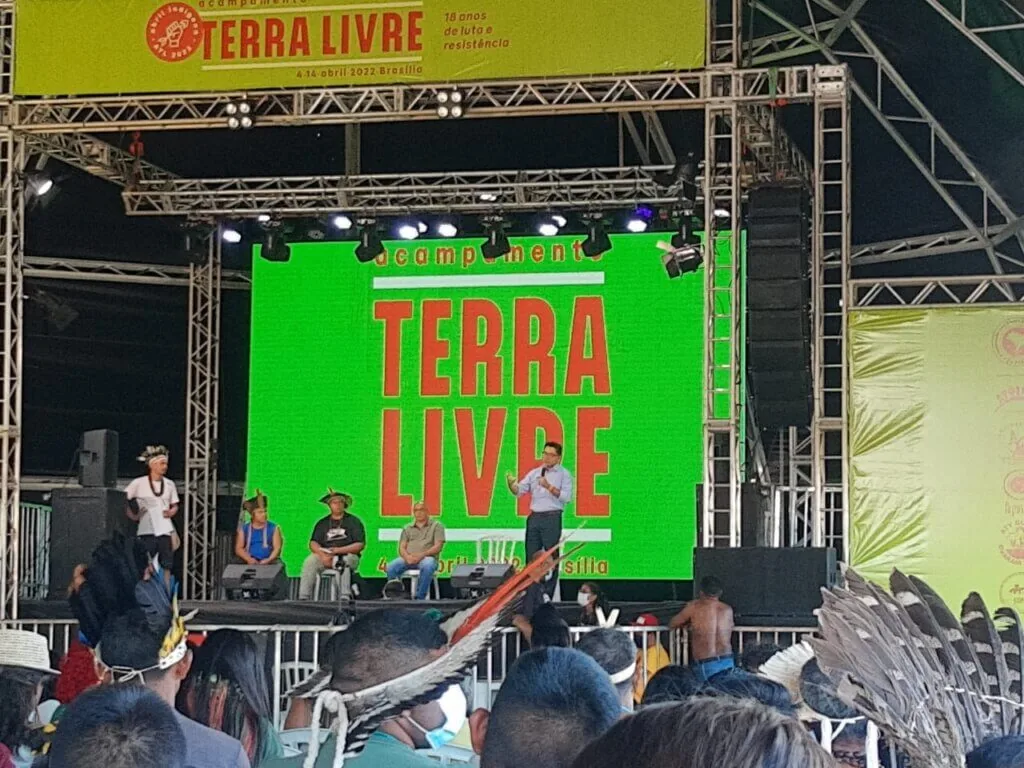 Imagem da mesa “Nossa Luta pela Vida: Impactos no Executivo, demarcação e políticas públicas”, com Dr. Eloy Terena explicando sobre direitos identitários, realizada nesta terça-feira, 5, em Brasília. Foto: Ray Pinheiro Alves/IPAM