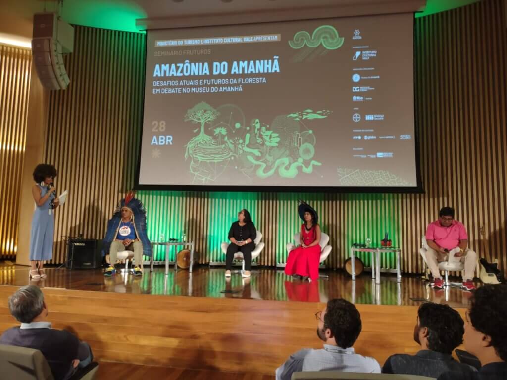 Seminário Fruturos, do Museu do Amanhã, reuniu Erisvan Guajajara, Sineia do Vale e Vanda Witoto em painel de debate sobre a contribuição de sua cultura milenar para o futuro do planeta. Foto: Paulo Moutinho / IPAM