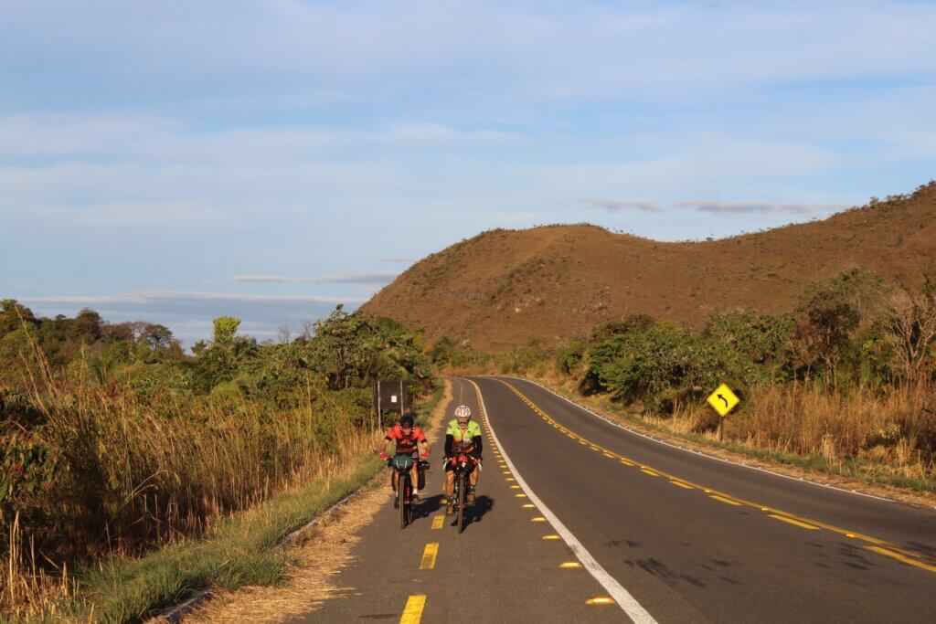 Cliclistas do TransCerrado pedalam pelas estradas no entorno do Parque Nacional da Chapada dos Veadeiros, em GO.
