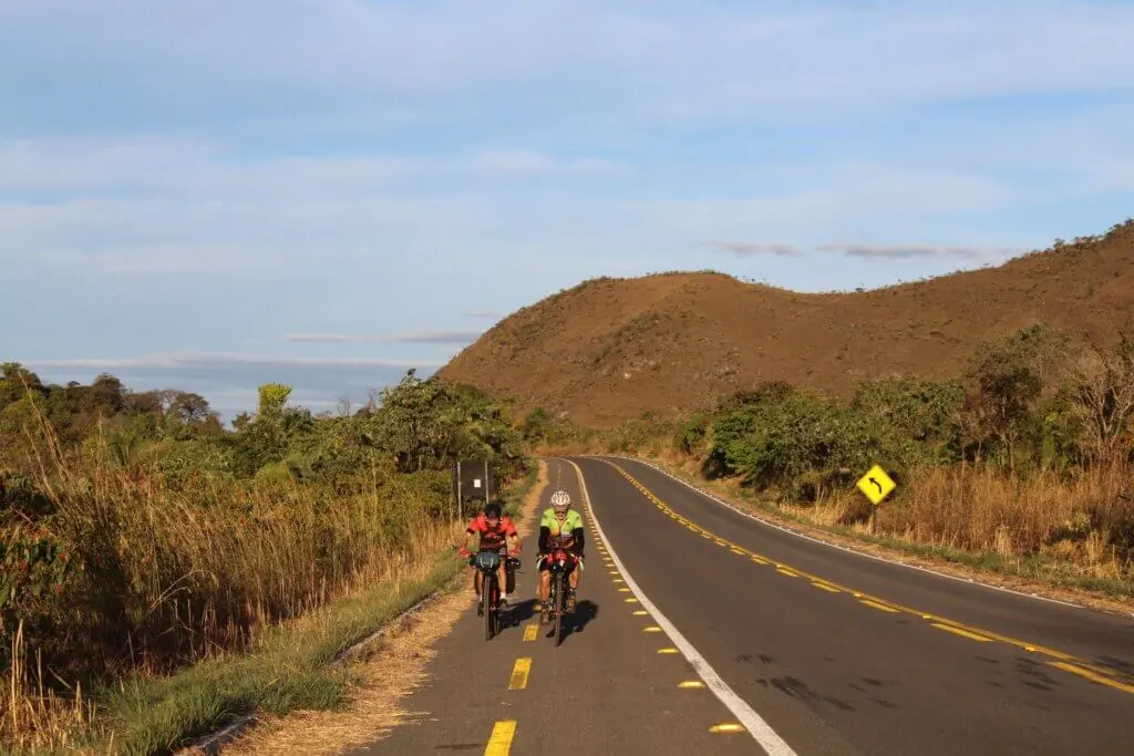 Cliclistas do TransCerrado pedalam pelas estradas no entorno do Parque Nacional da Chapada dos Veadeiros, em GO.