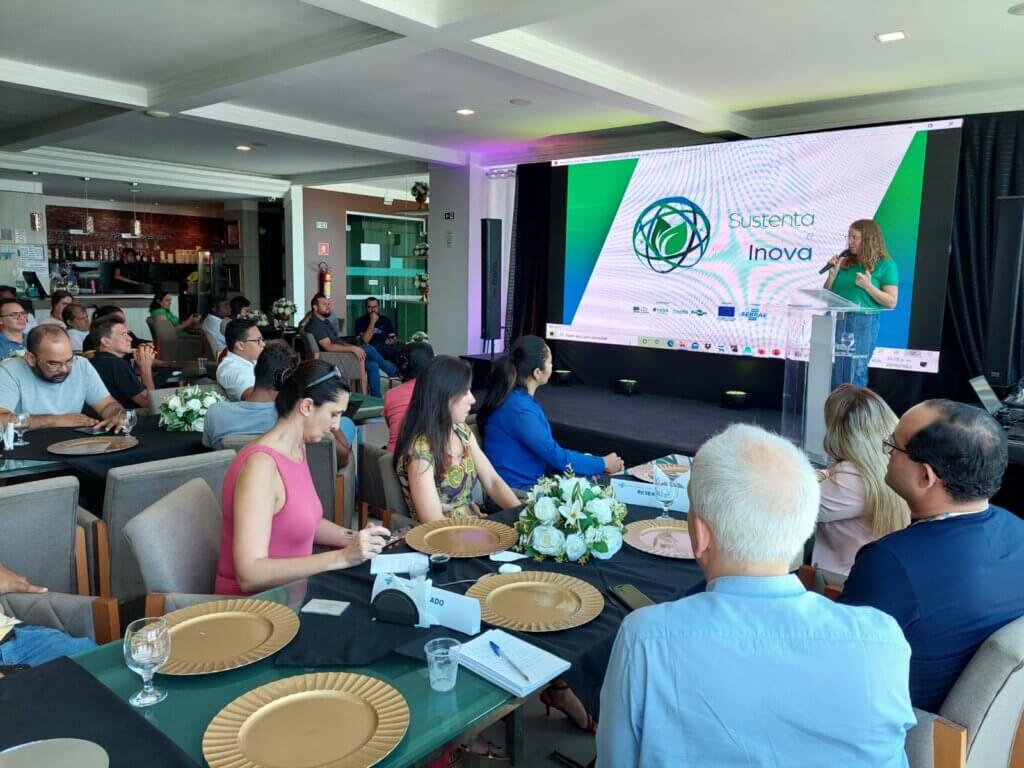 Diretora adjunta de Desenvolvimento Territorial no IPAM, Lucimar Souza apresenta projeto para representantes da agricultura familiar e instituições parceiras. Foto: Sara Pereira/IPAM