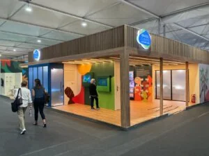 Pela terceira vez na conferência, sociedade civil brasileira conta com área dedicada a pautas sobre financiamento e adaptação climática, entre outros. Foto: Divulgação/Brazil Hub