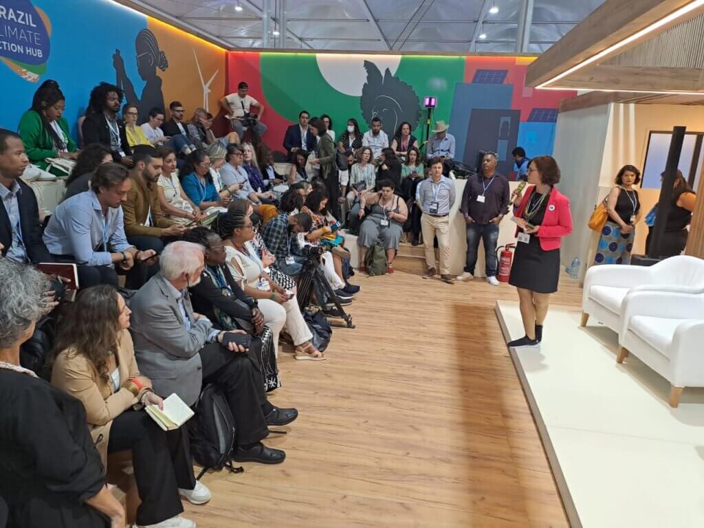 Segundo dia do Brazil Hub foca no tema "Financiamento e Implementação", com arquibancada cheia. Foto: Divulgação/Brazil