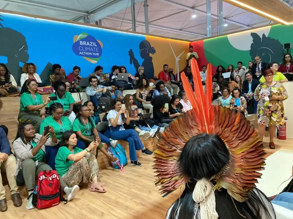 Brazil Hub estreia com arquibancadas lotadas para discutir o papel das mulheres, dos quilombolas e das comunidades tradicionais no combate às mudanças do clima. Foto: Divulgação/Brazil Hub