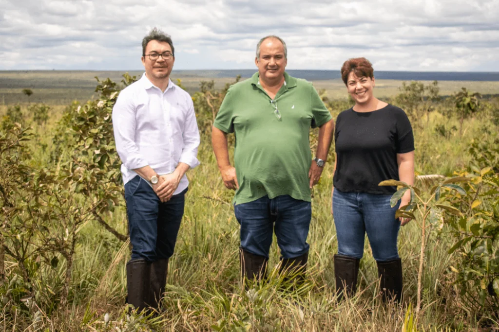 Diretor de PPDT do IPAM, Eugênio Pantoja; diretor de Produção Agro da AMAGGI, Pedro Valente; diretora de ESG, Comunicação e Compliance da AMAGGI, Juliana Lopes em aréa contratada pelo CONSERV. Foto: Sara Leal/IPAM