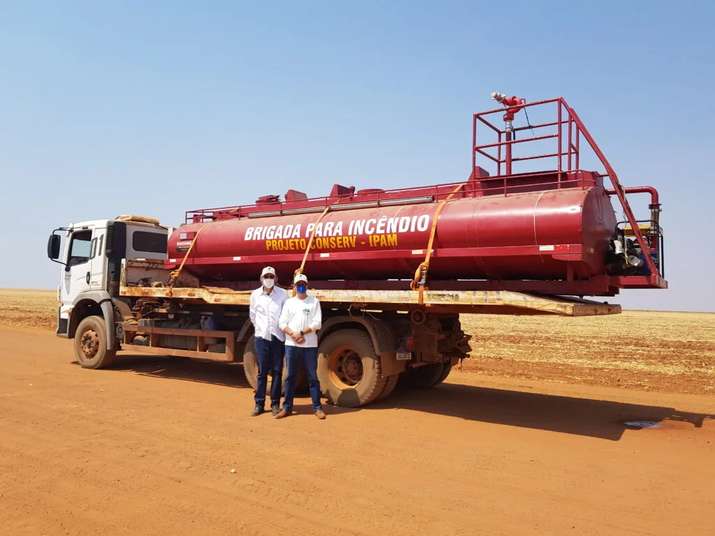 Carlos Roberto Simoneti e André Guimarães, diretor executivo do IPAM, em frente ao caminhão adquirido com o valor pago pelo CONSERV. Foto: Sara Leal/IPAM