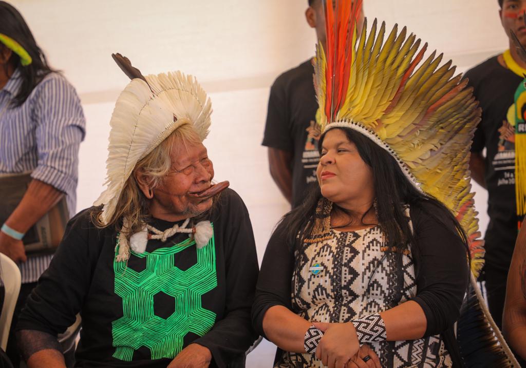 Cacique Raoni e Sonia Guajajara durante encontro na aldeia Piaraçu, em São José do Xingu (MT). Foto: Kamatxi