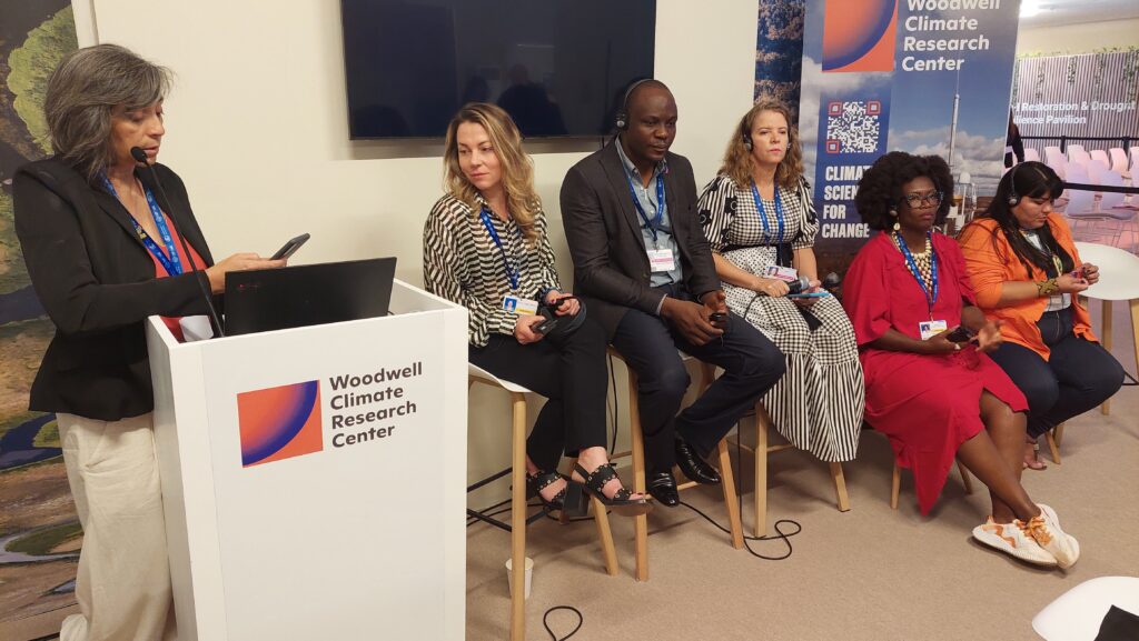 Ane Alencar, diretora de Ciência do IPAM, apresenta no Espaço Woodwell Climate Research Center na COP28