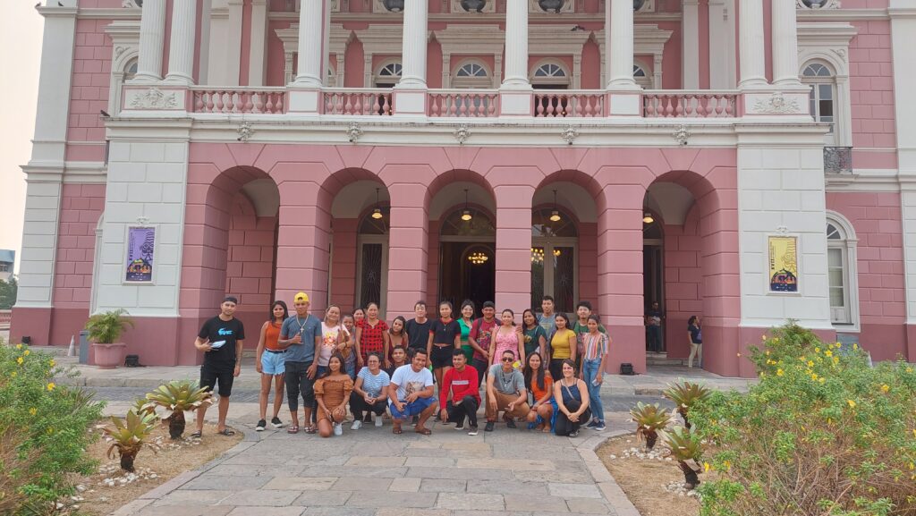 Jovens reunidos em frente ao prédio do teatro do Amazonas.
