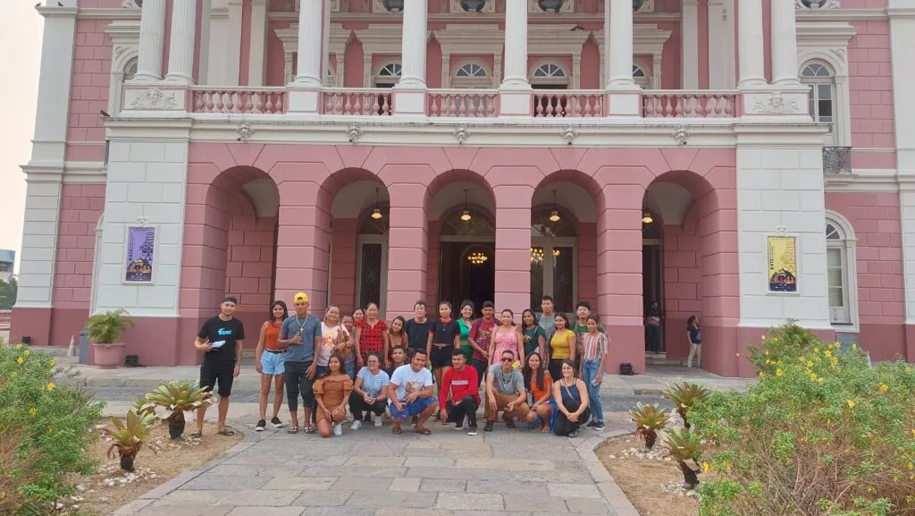 Jovens reunidos em frente ao prédio do teatro do Amazonas.
