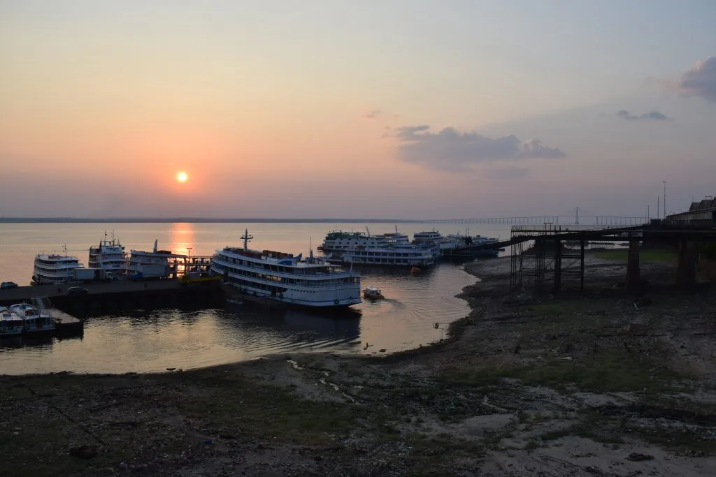 Foto de barcos ancorados em rio com baixo nível em Manaus