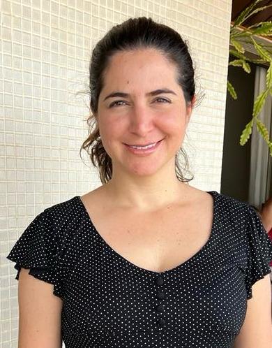 Imagem de mulher sorridente usando camisa preta. Presente no texto: “A maior parte do fogo tem origem criminosa”