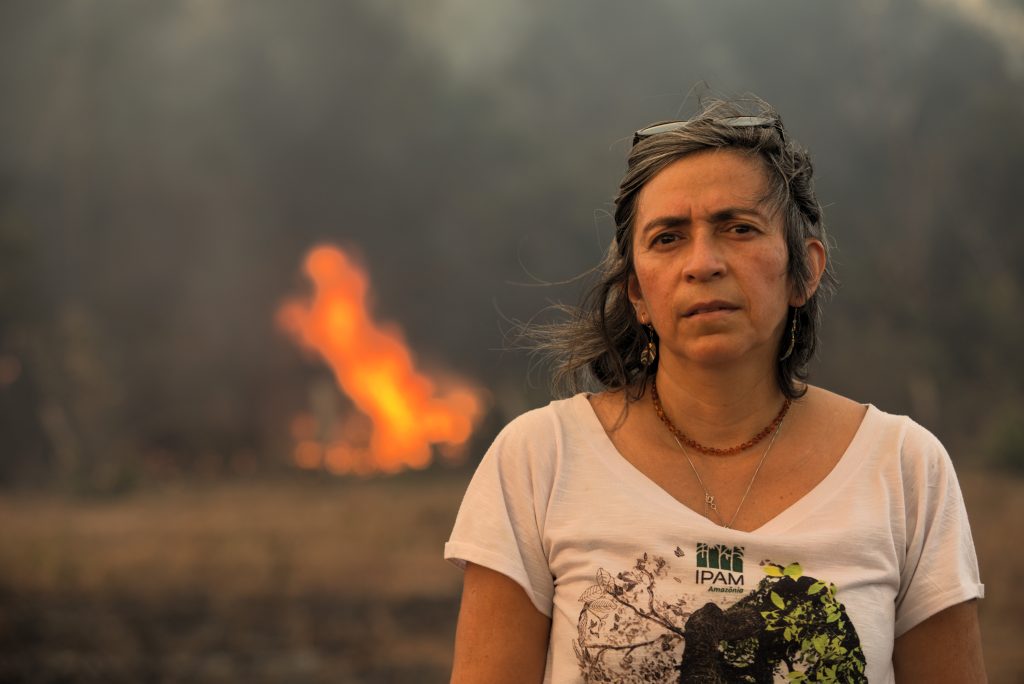 A cientista que mostrou ao mundo as marcas do fogo na Amazônia.