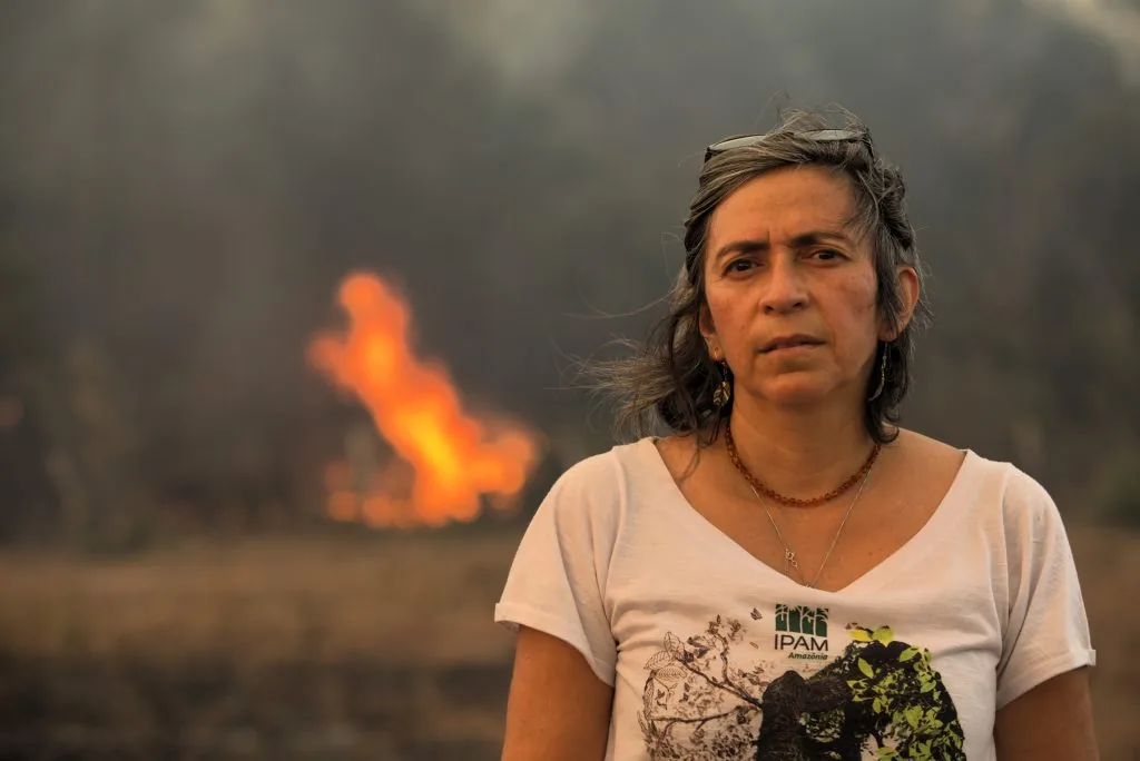 A cientista que mostrou ao mundo as marcas do fogo na Amazônia.