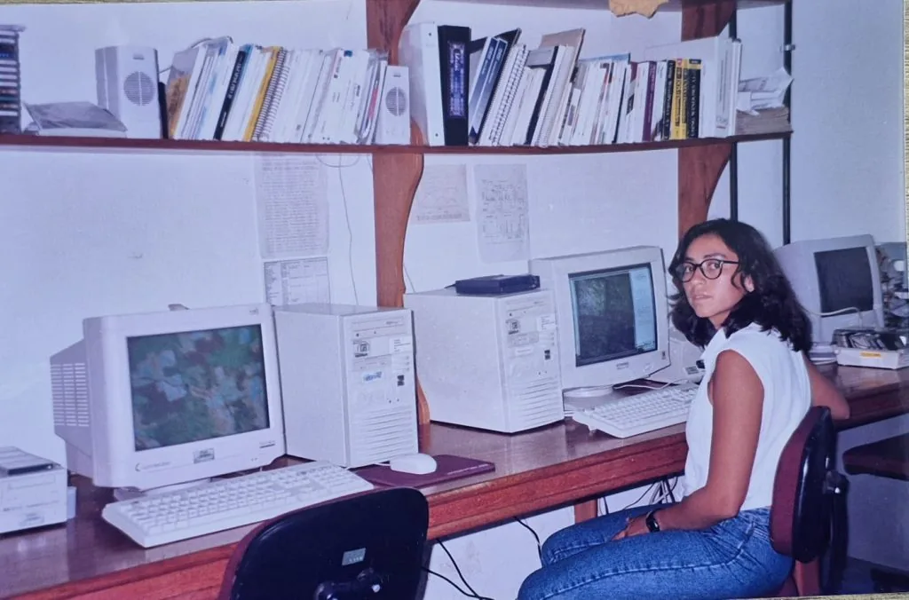 Ane Alencar durante o trabalho com as cicatrizes do fogo, em 1996 (Acervo IPAM)