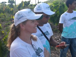 Lucimar Souza em meio a um trabalho de campo voltado para restauração de áreas degradadas. Foto presente no texto "Lucimar Souza: uma vida dedicada ao desenvolvimento da agricultura familiar"