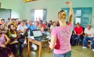 Fofot de Lucimar Souza conduzindo atividade de formação presente no texto Lucimar Sousa: Uma vida dedicada ao desenvolvimento da agricultura familiar.