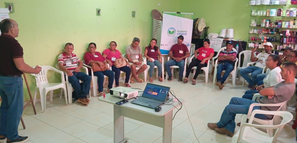 Foto mostra oficina, onde participantes estão sentados em roda olhando instrutor. IPAM fortalece cooperativas do Pará com formações em governança