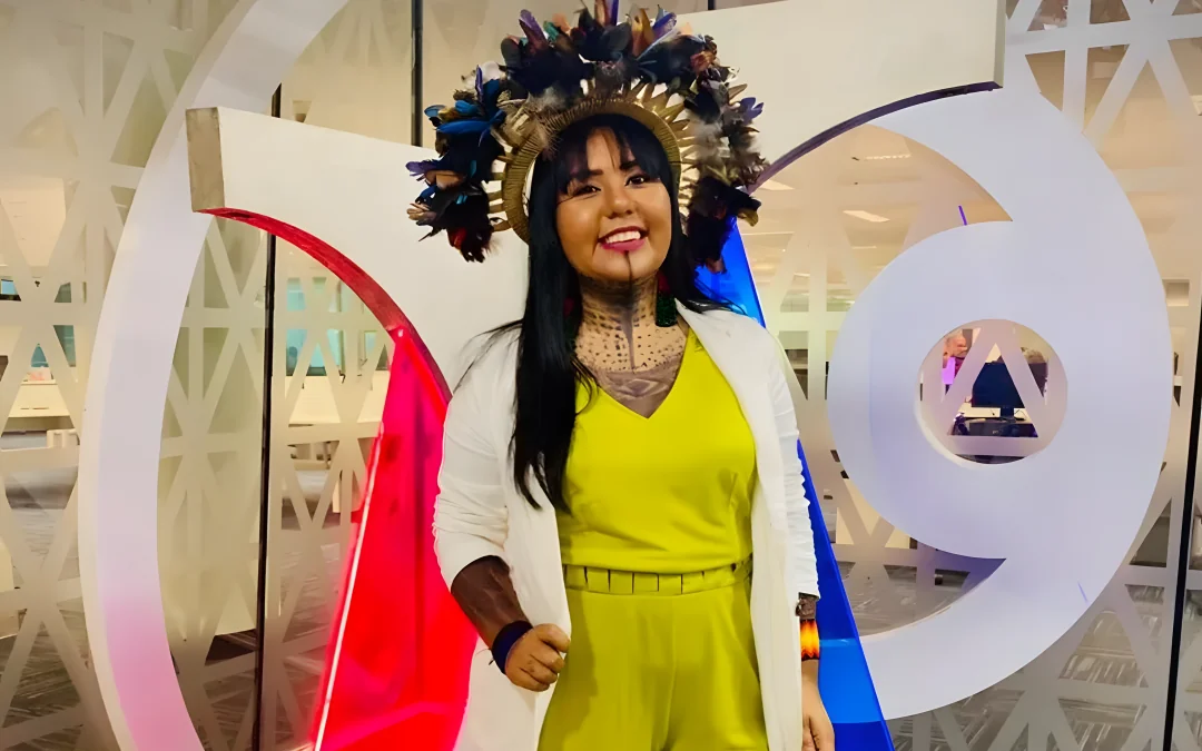 Primeira apresentadora indígena brasileira usa voz para cobrir conflitos contra povos ancestrais do Brasil