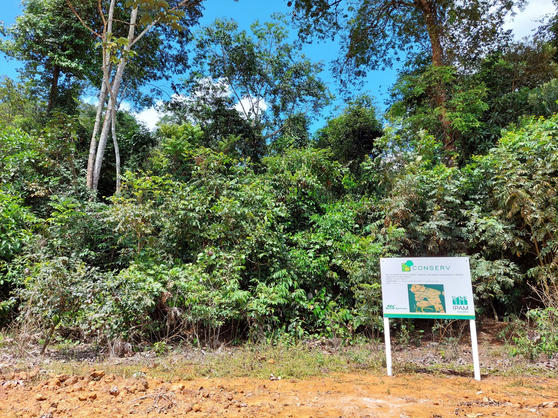 À época da assinatura do contrato com o CONSERV, a SLC Agrícola instalou placa em área conservada com indicação da participação no projeto (Foto: Sara Leal/IPAM)