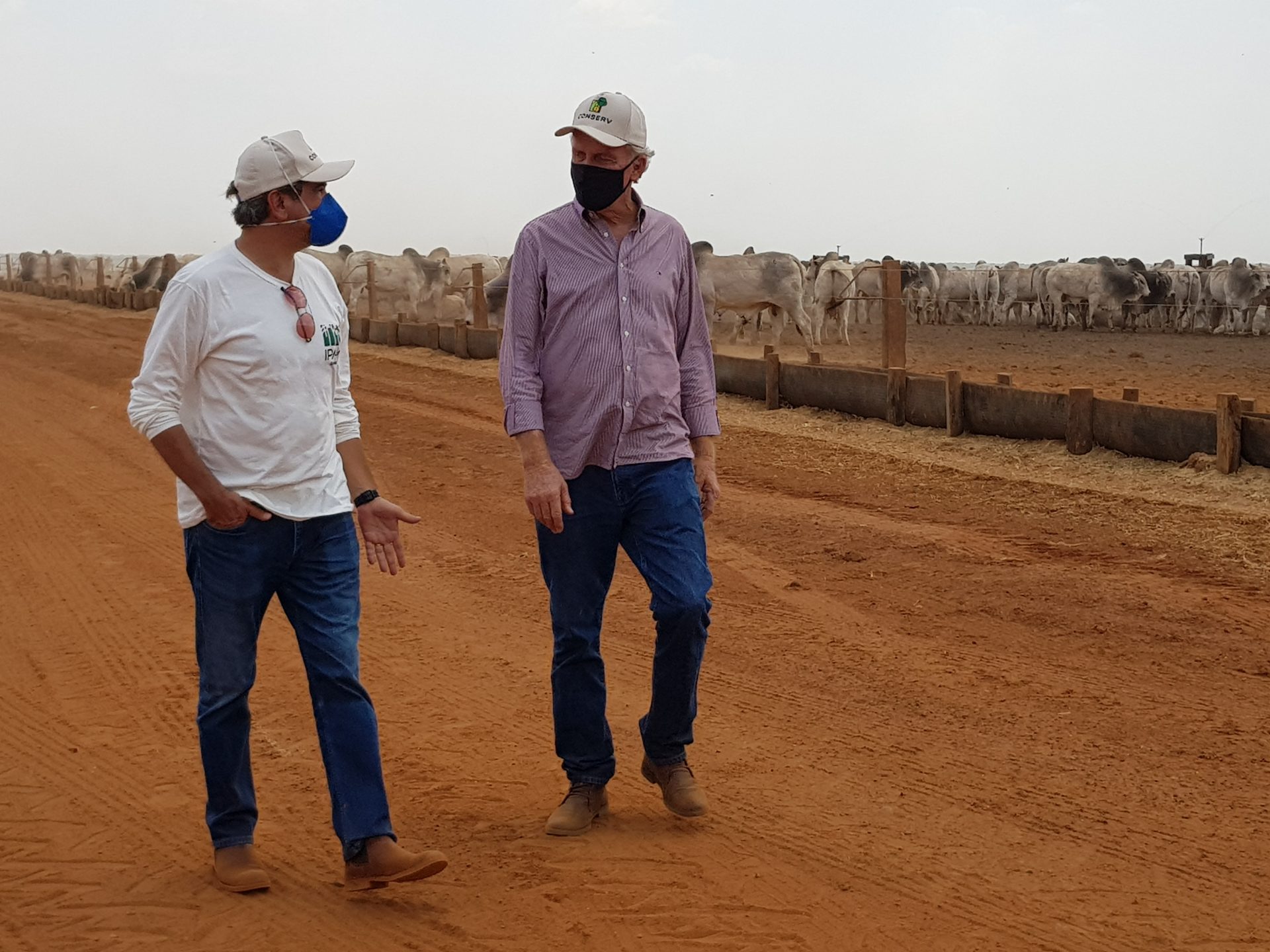 André Guimarães e Redi Biesuz em área de confinamento do gado 3