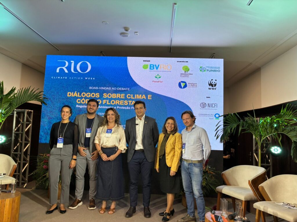 Pessoas reunidas e de pé. Imagem presente na notícia: IPAM reforça regularização ambiental em Climate Week.