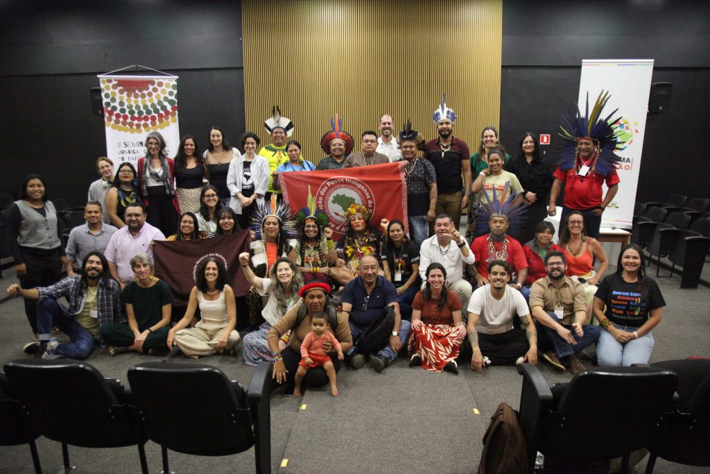 Imagem mostra várias pessoas reunidas e sorrindo. Foto está presente na notícia "Indígenas demandam demarcação como estratégia de mitigação"