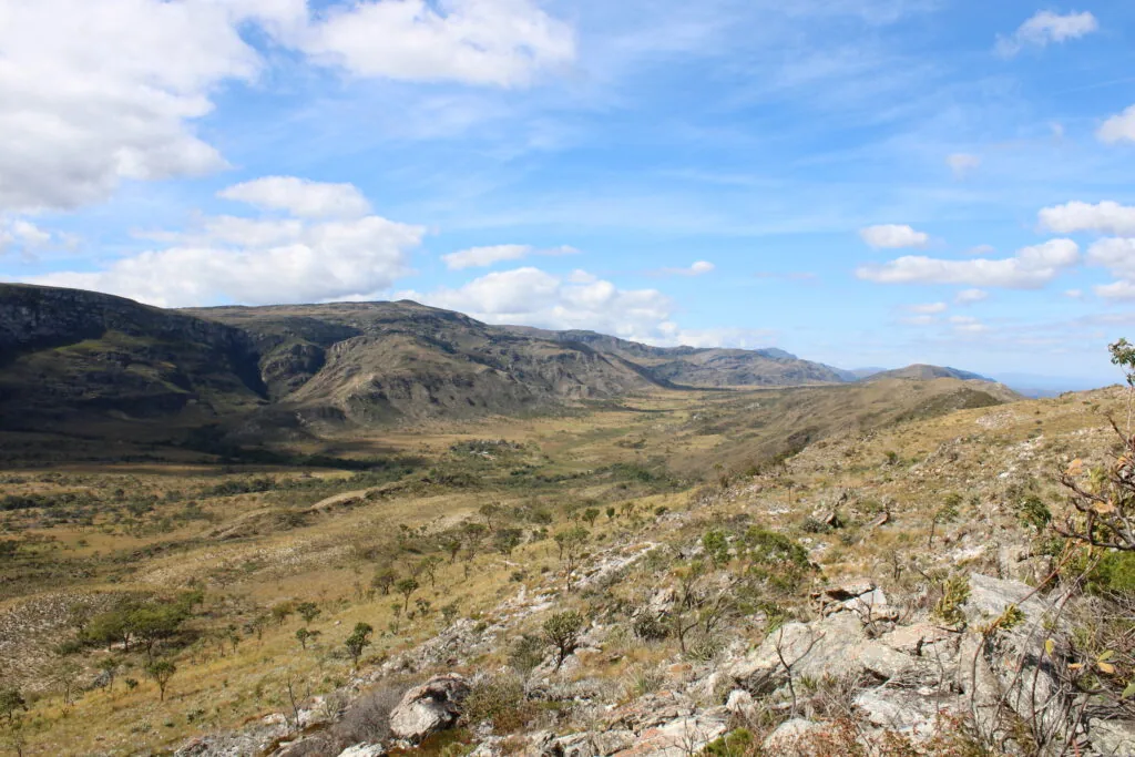 Área de Cerrado rupestre com solo pedregoso, montanhas íngremes e vegetação rasteira