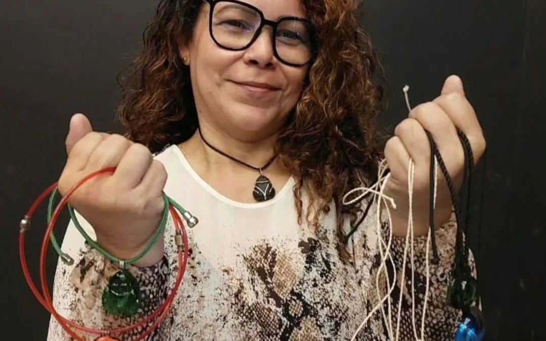 Discarded glass becomes art in the hands of an artisan in Pará